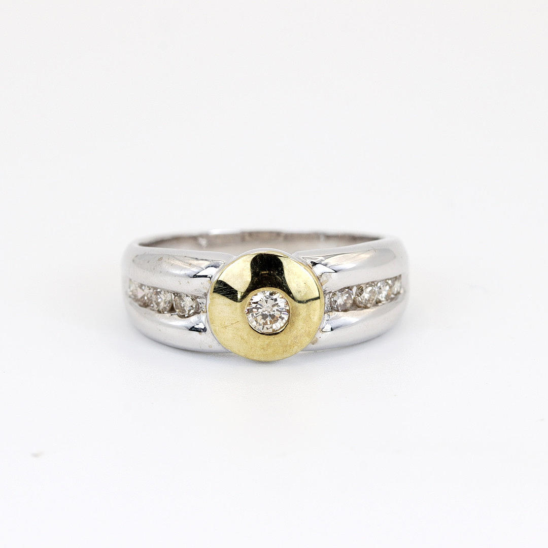 9K WHITE & YELLOW GOLD DIAMOND (0,40CT) SET RING.