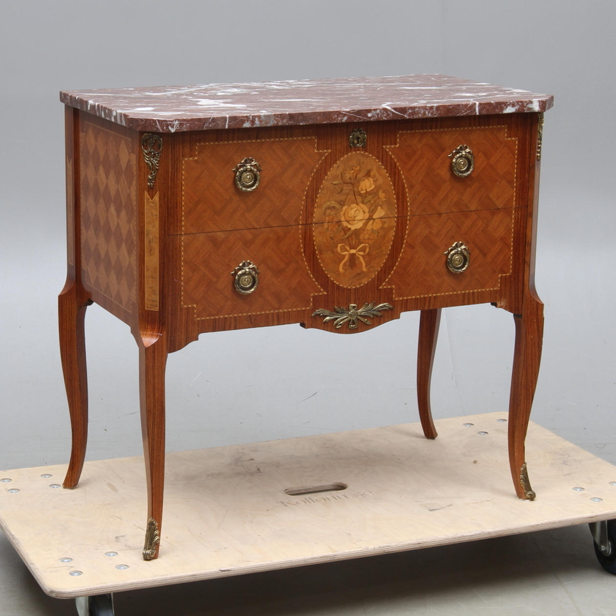 BYRÅ med stenskiva, gustavianskstil, 1900-tal.