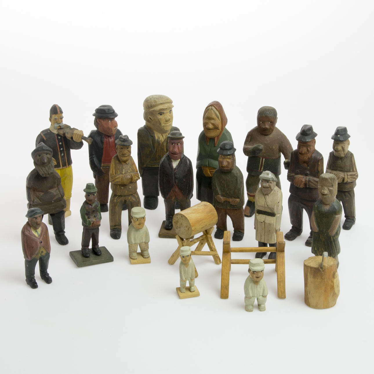 SKULPTURER, 18 stycken, snidat trä.