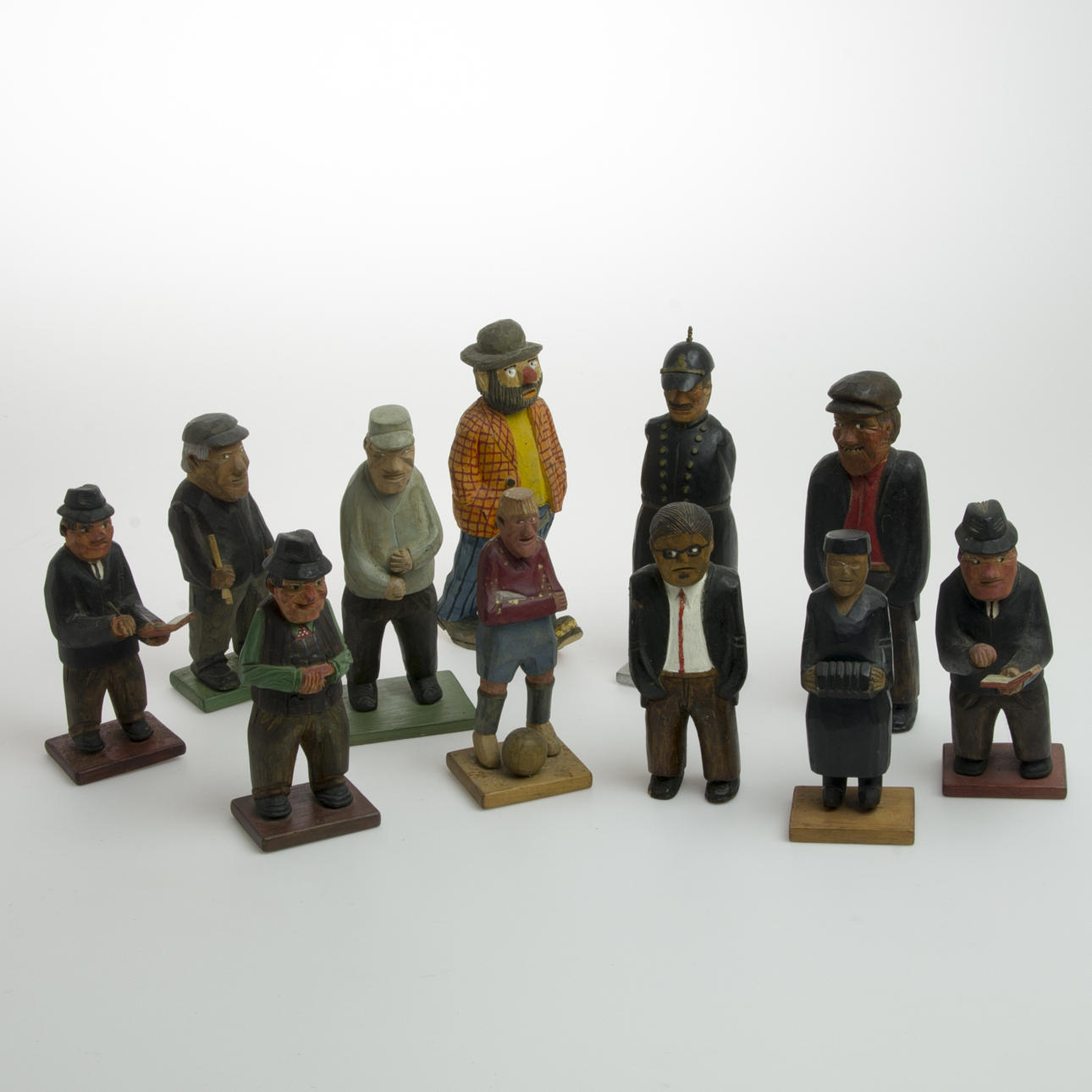 SKULPTURER, 11 stycken, snidat trä.