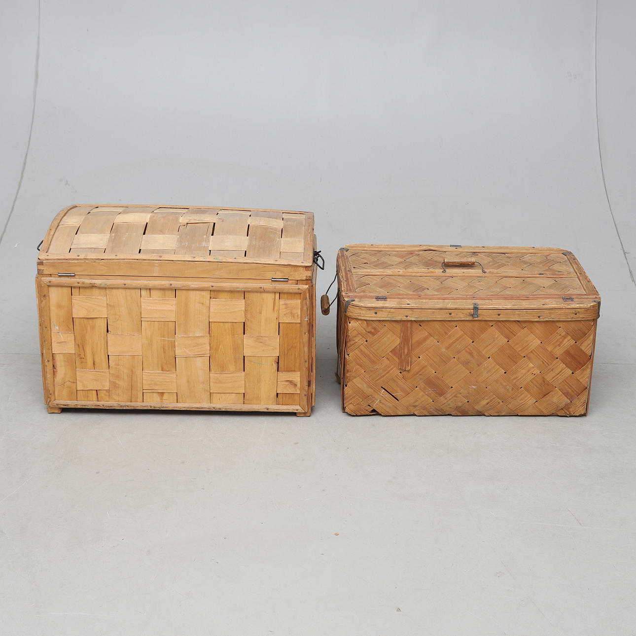 SPÅNKORG, 2 st, flätad träspån, 1900-tal. Allmoge - Övrigt - Auctionet