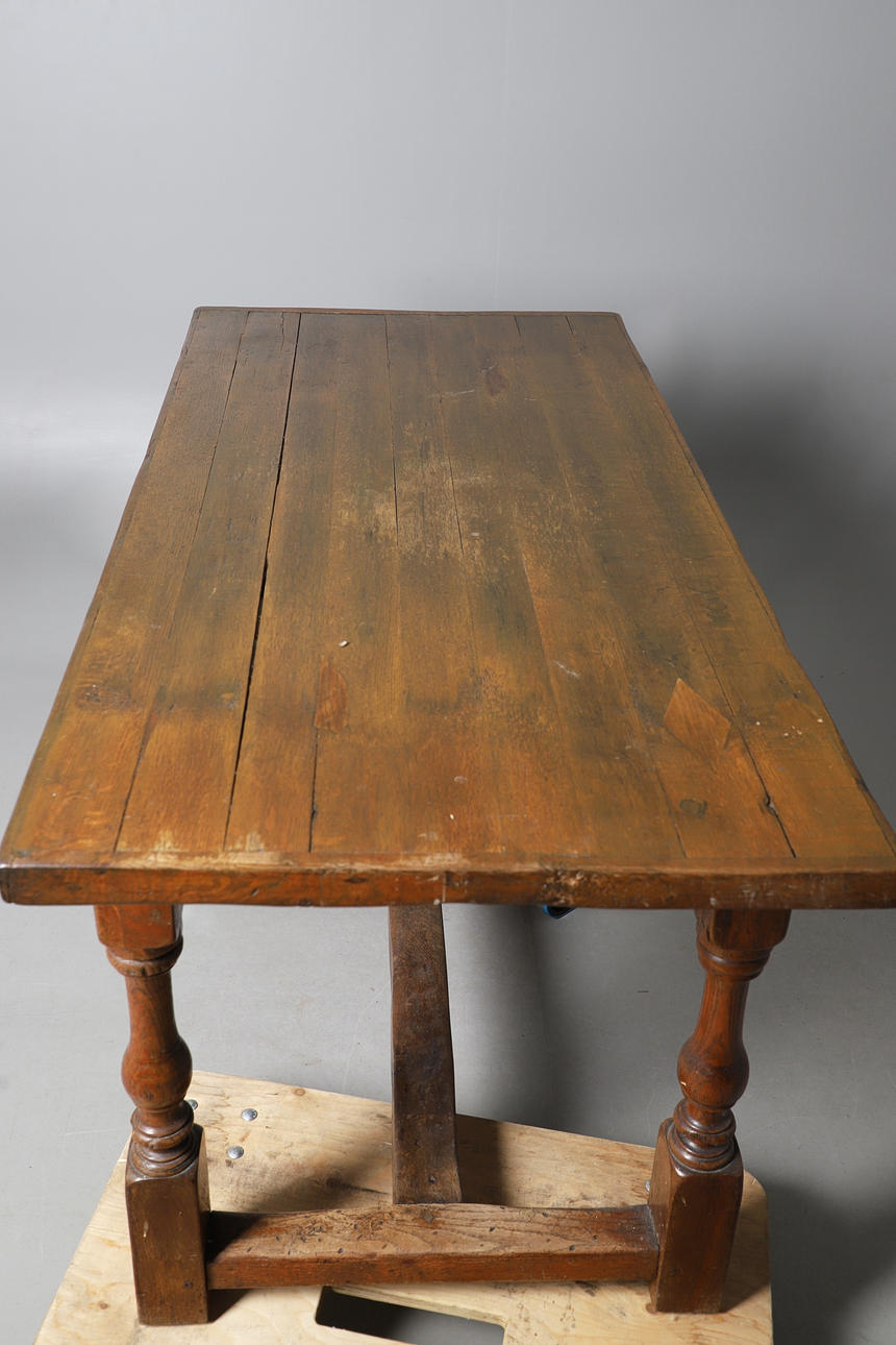 AN OAK REFECTORY TABLE. Furniture - Tables - Auctionet