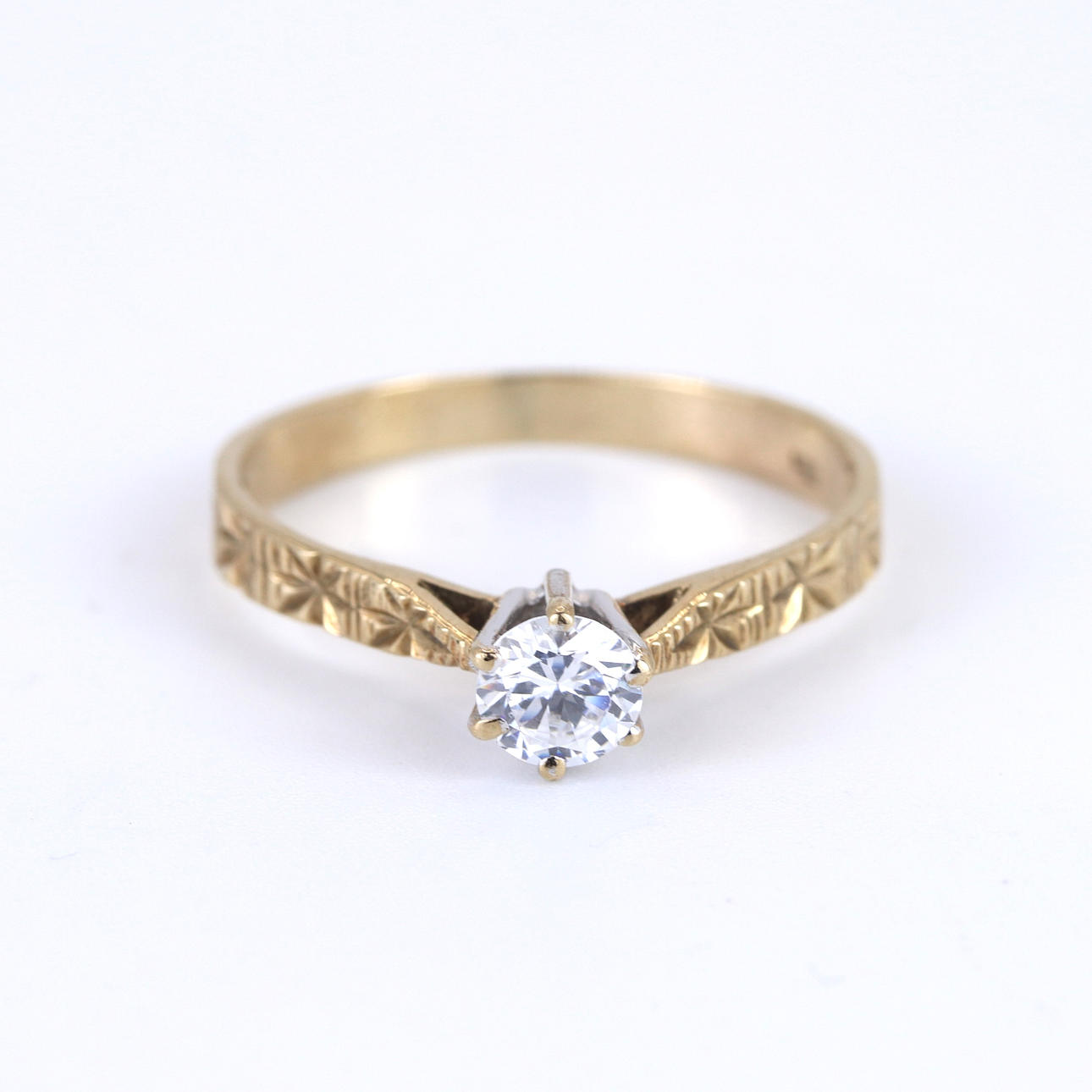 9CT GOLD CUBIC ZIRCONIA SET SOLITAIRE RING.