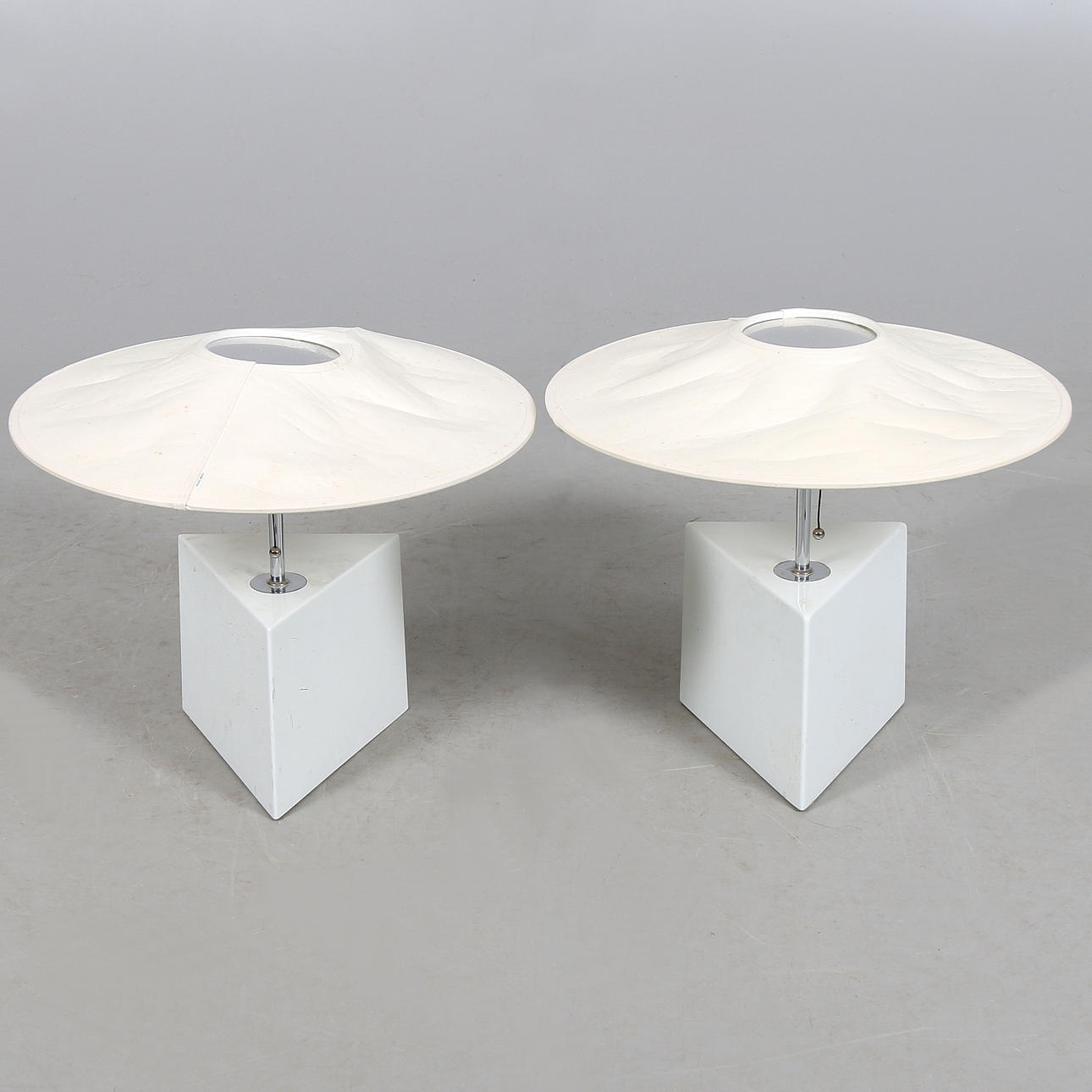 BORDSLAMPOR, ett par, "Triggy", design Lars Bessfelt / Christian von Sydov, Atelje lyktan AB, 1980-tal.