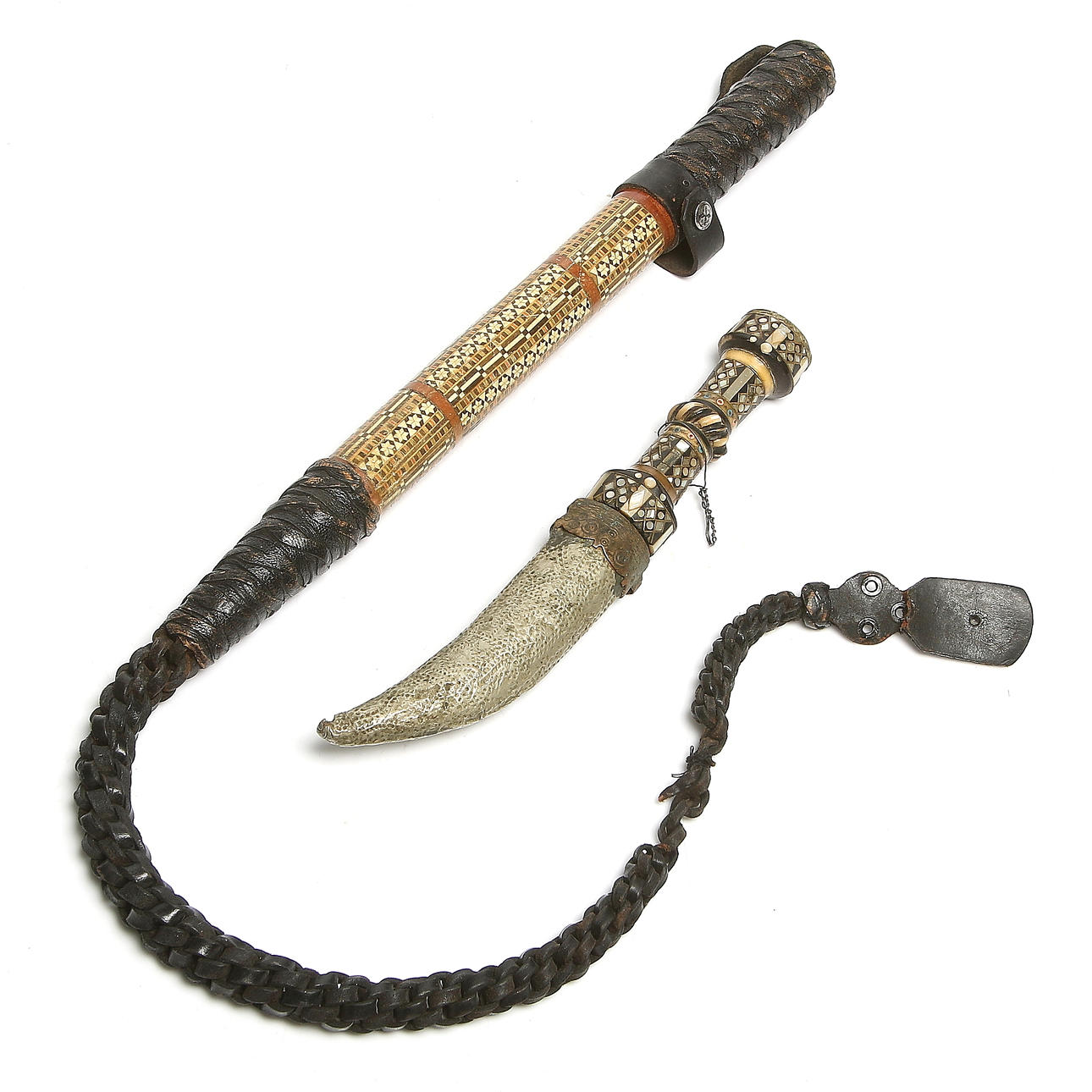 KAMELPISKA med DOLK samt KNIV, intarsia, läder och metall, Saudi Arabien, 1900-talets andra hälft.