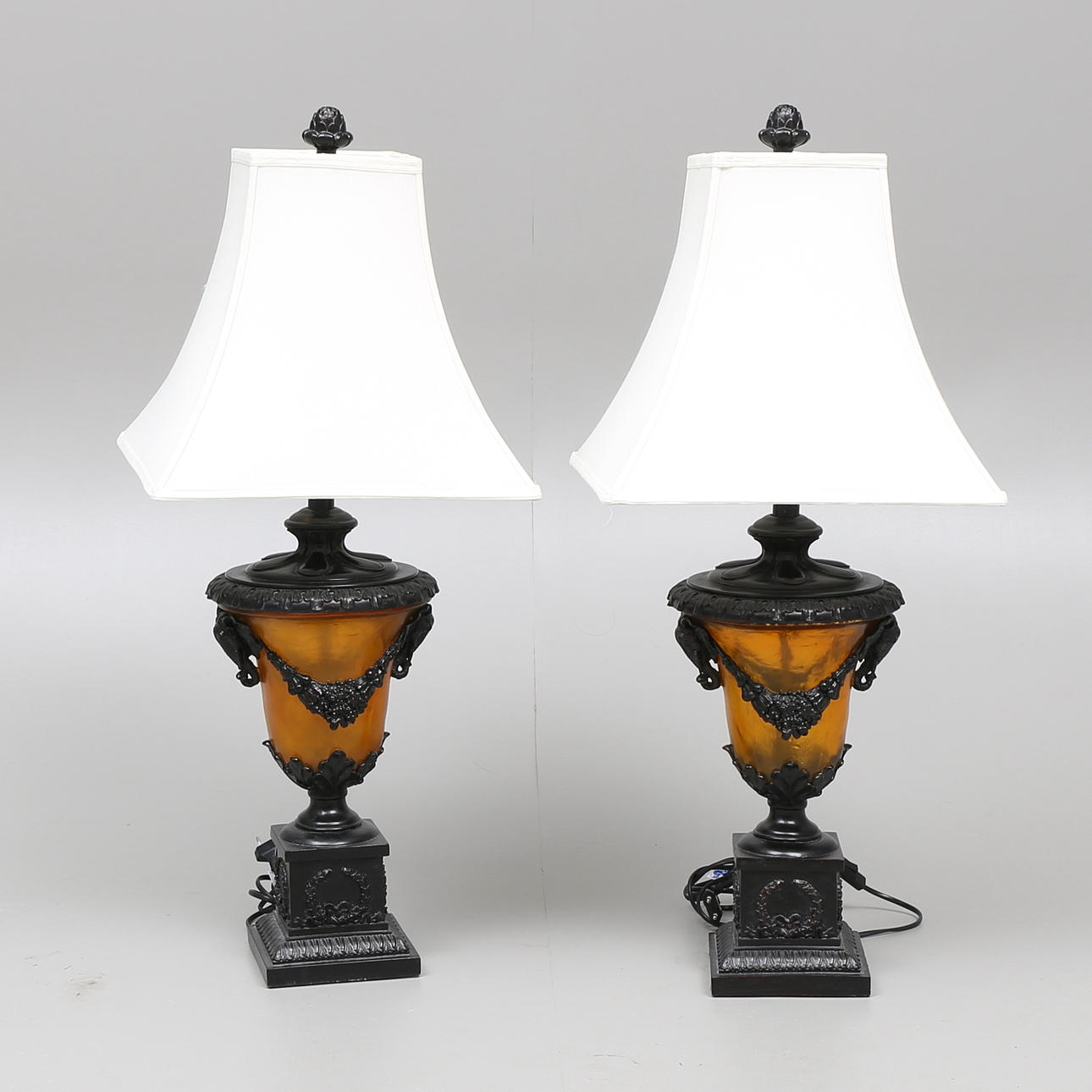 BORDSLAMPOR, ett par, konstmassa, Royal Classic, 2000-tal.