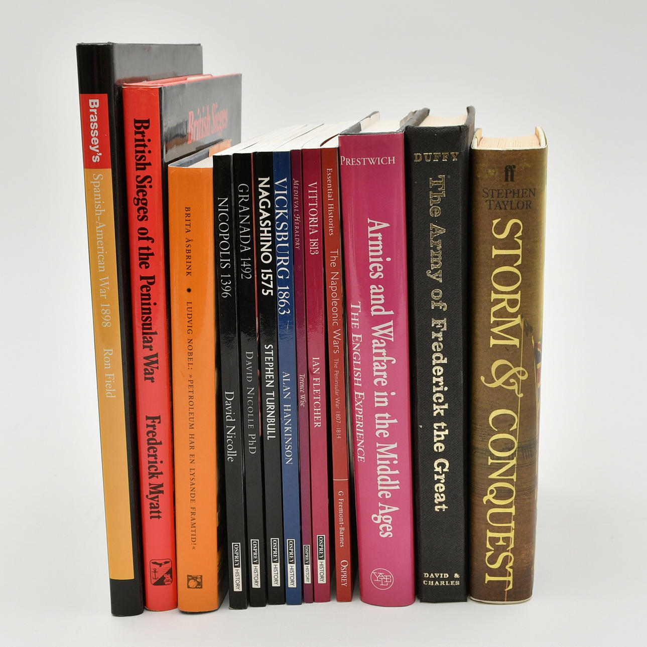 Böcker om krig genom tiderna. 13 volymer.