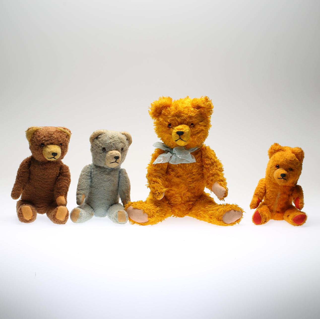 TEDDYBJÖRNAR, 4 st, 1900-talets första hälft.