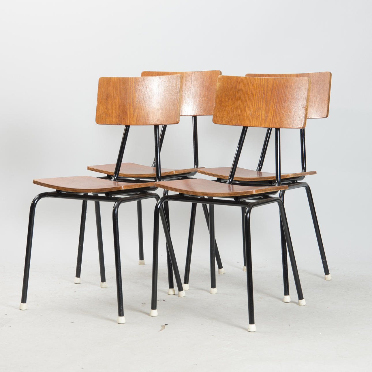 STOLAR, 4 stycken, teak, svartlackerad stålrörsställning.