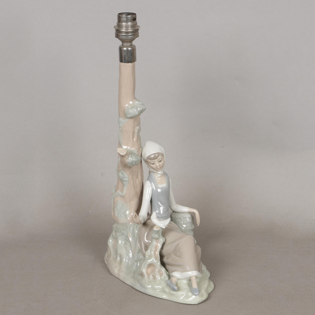 A LLADRO LAMP "GIRL WITH DOVE".