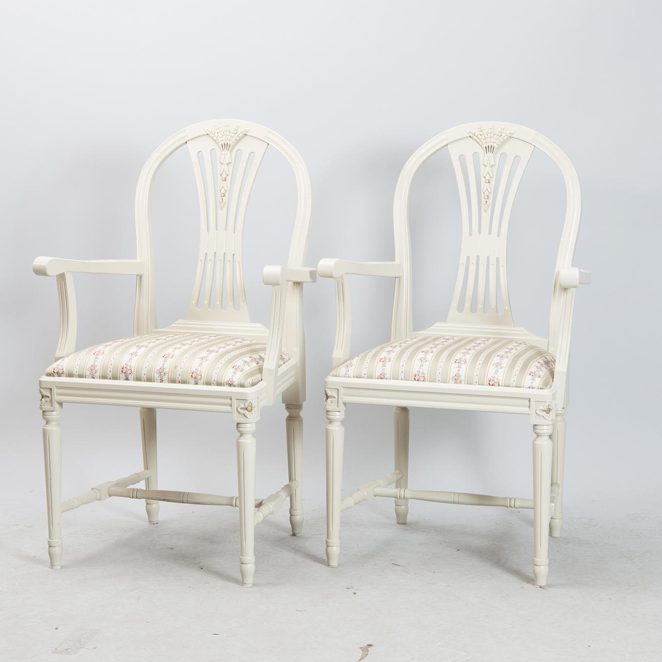 KARMSTOLAR, 1 par, "Axet", vitmålade, gustaviansk stil.