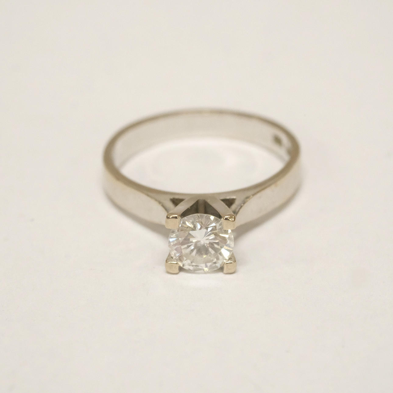 SOLITEARRING WITH DIAMOND.