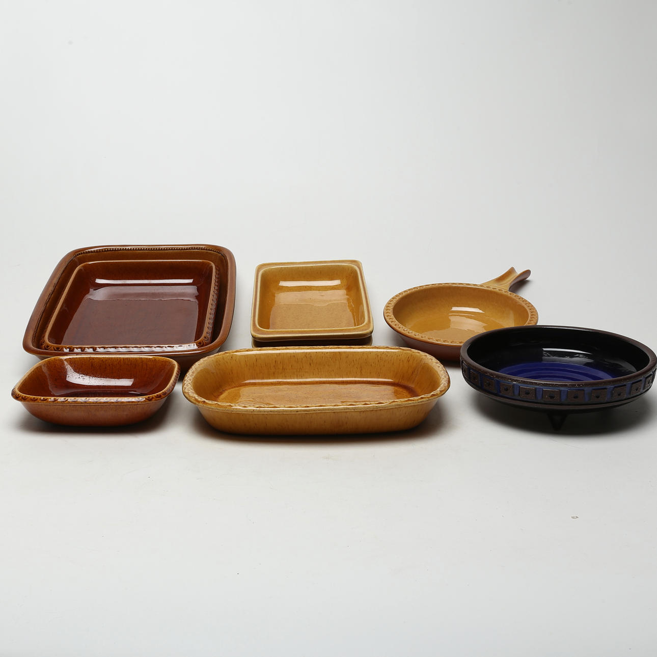 A set of 8 ceramic tableware sets, Jie/Gabriel.