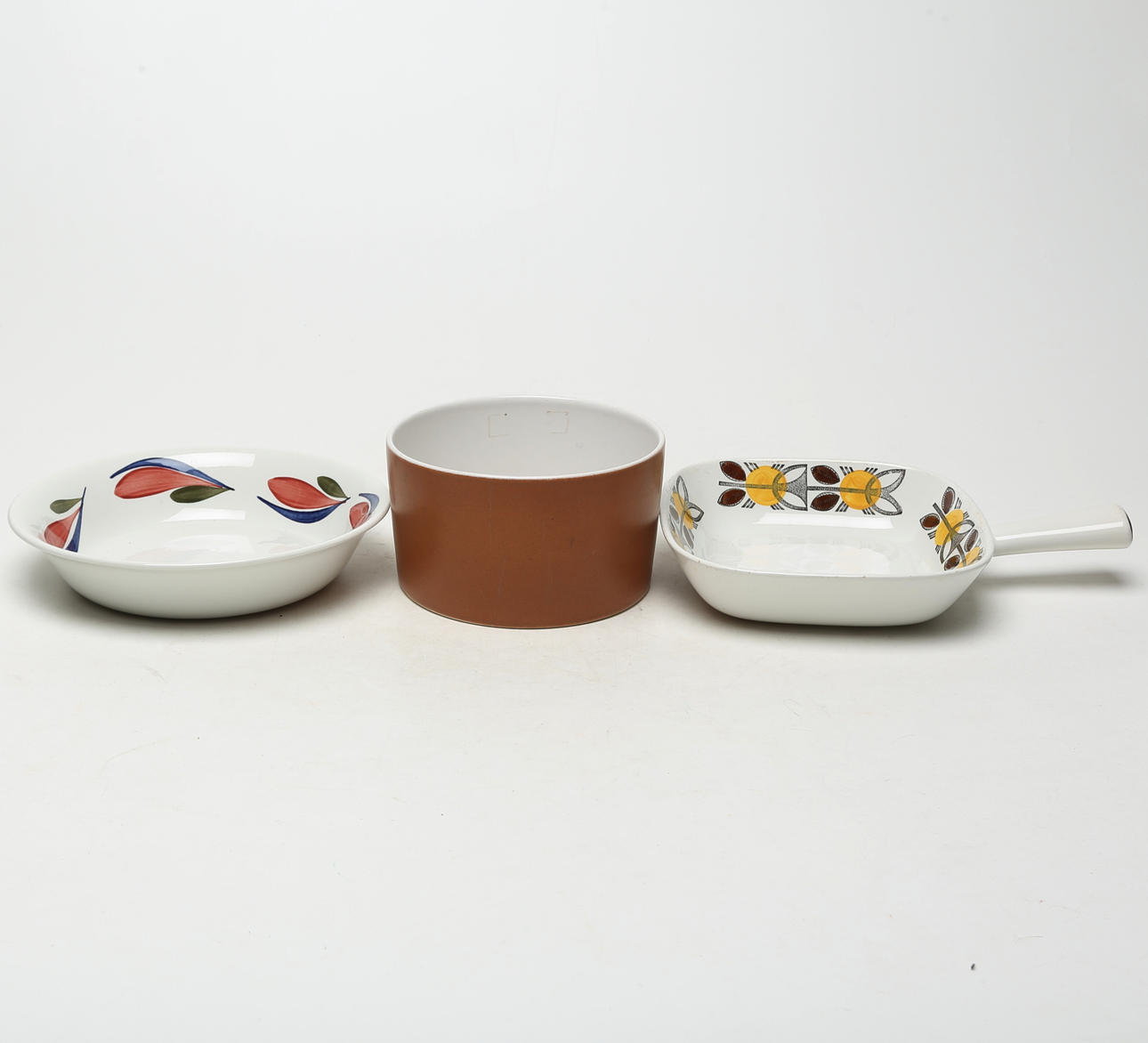 A set of 3 ceramic objects, Rörstrand and Höganäs.