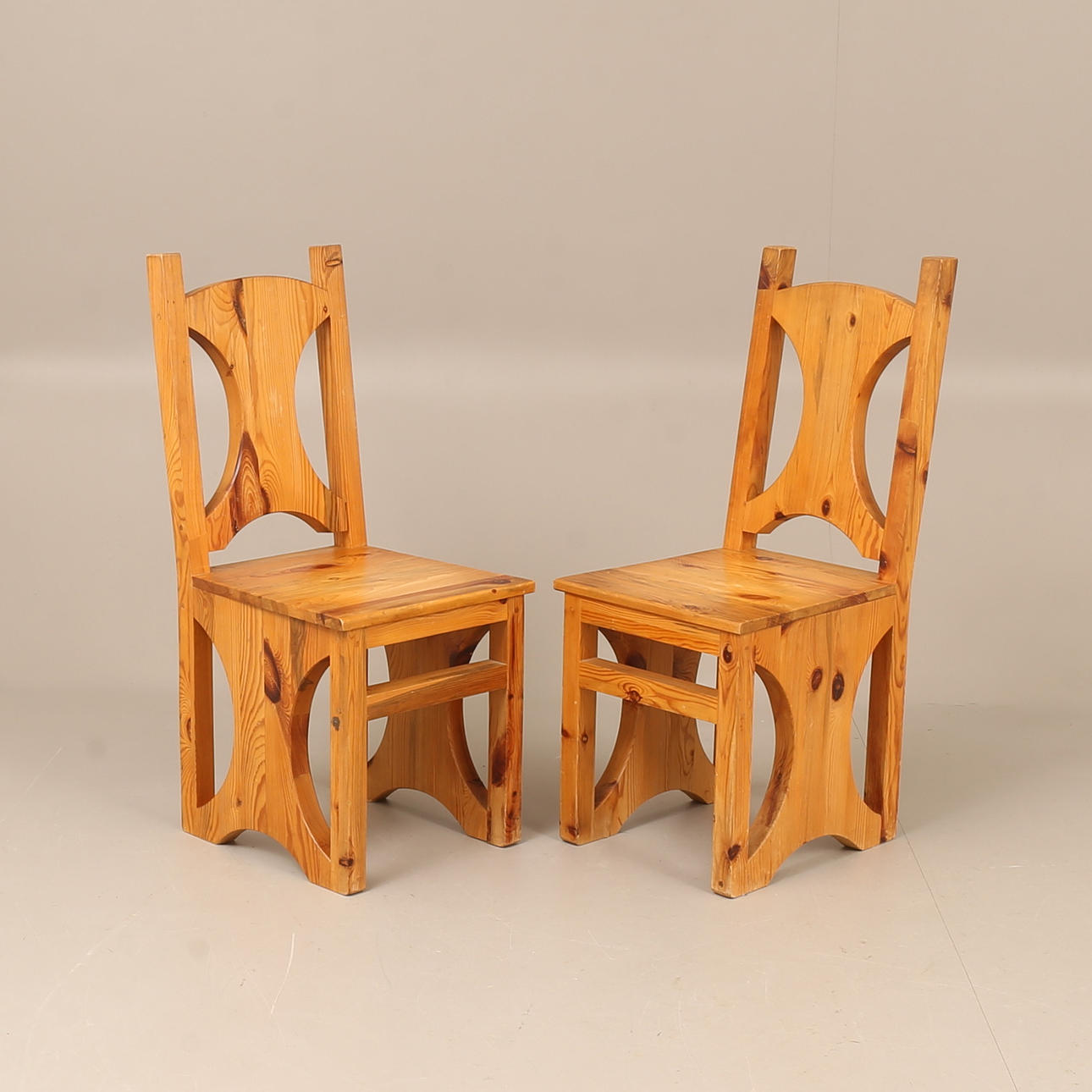 STOLAR, 2 stycken, furu, 1900-talets andra hälft.