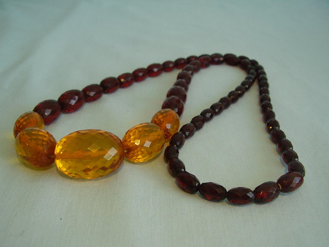 BÄRNSTEN HALSBAND FASETTERAD KÖNIGSBERG OMKRING 1930.