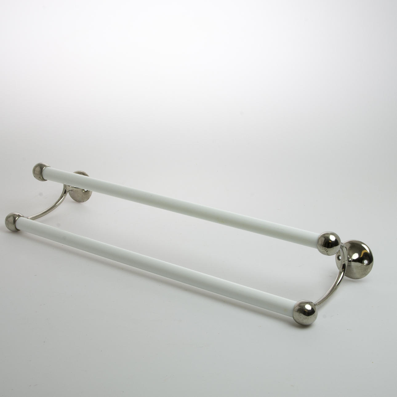 HANDDUKSHÄNGARE, porslin/kromad metall, tidigt 1900-tal.