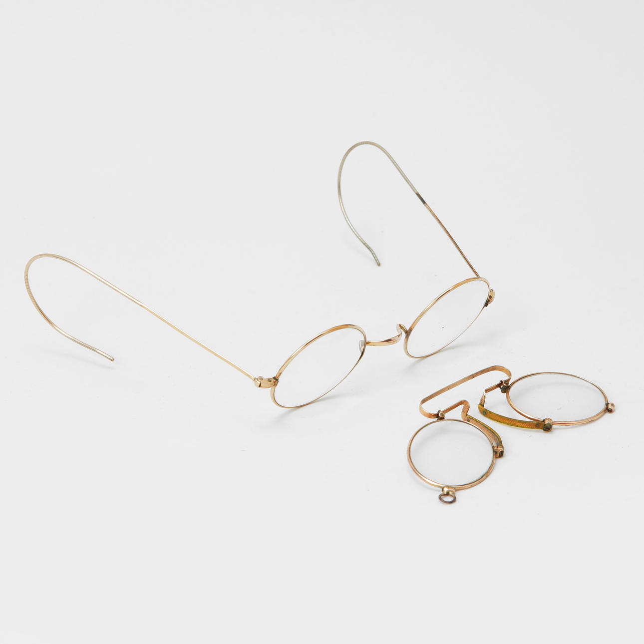 GLASÖGONSKALMAR, 2 st, delvis 14k guld.