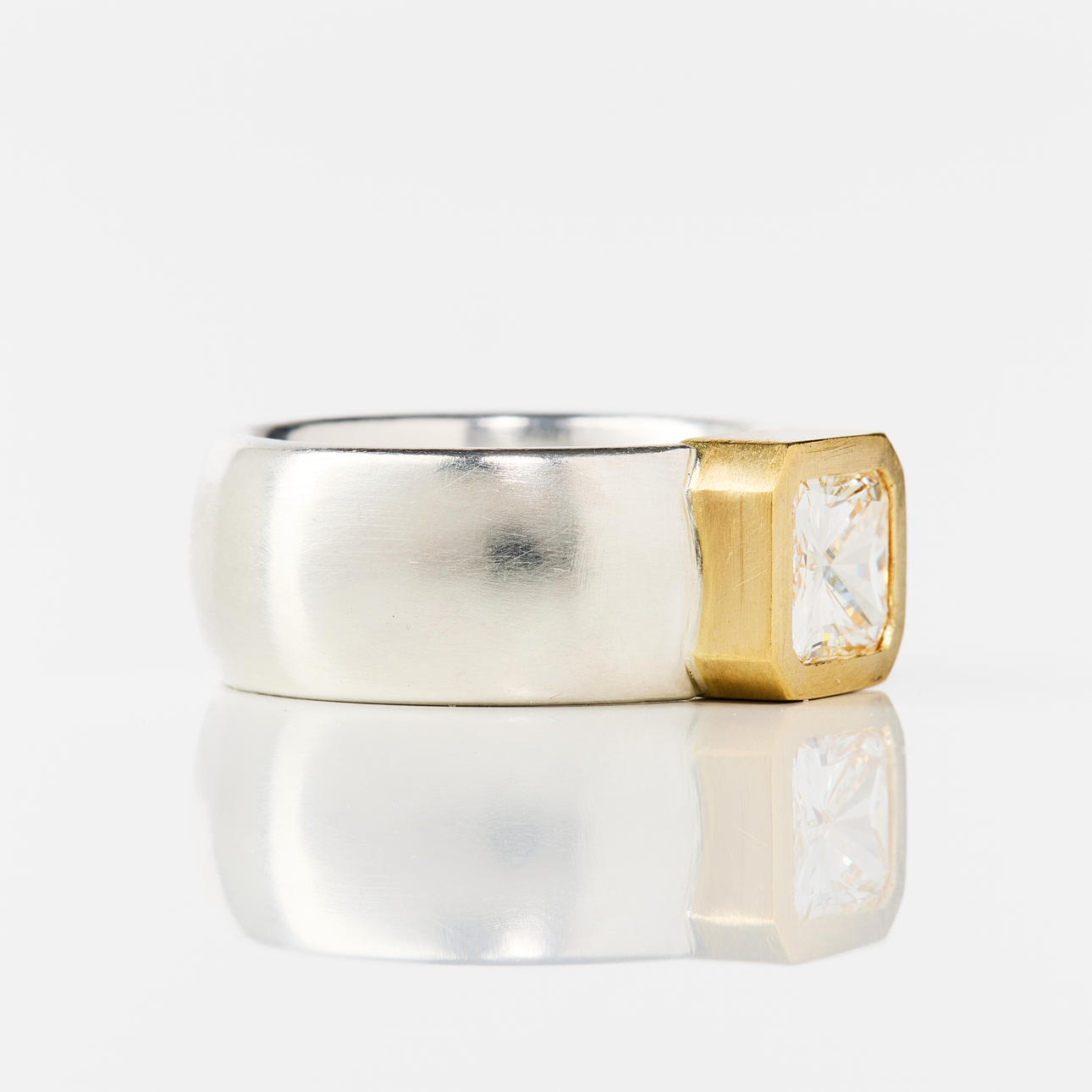 HEDVIG WESTERMARK. Ring, 23K guld och silver med en diamant, Smide ...