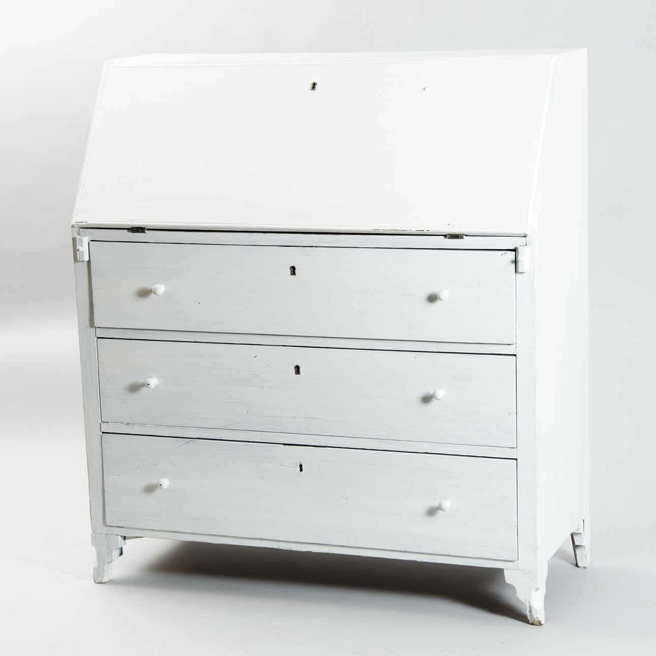 SNEDKLAFFSEKRETÄR, vitmålad, 1800-tal.