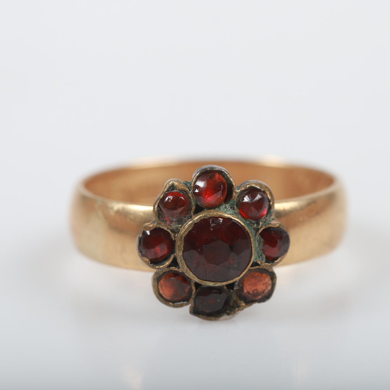 RING, 18 K gold with garnets, 1875.