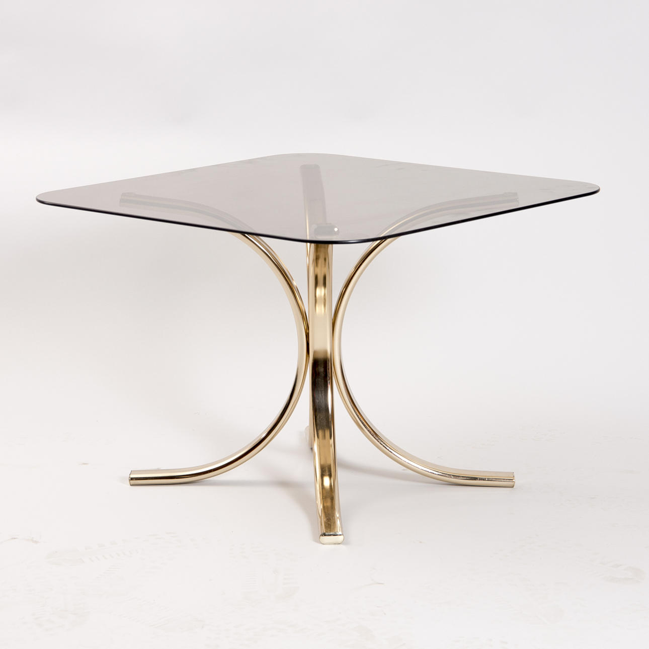 SOFFBORD, guldplaterat underrede med rökfärgad glasskiva, sent 1900-tal.