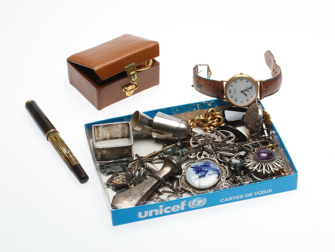 BIJOUTERIER, ARMBANDSUR samt KURIOSA, bl.a. silver.