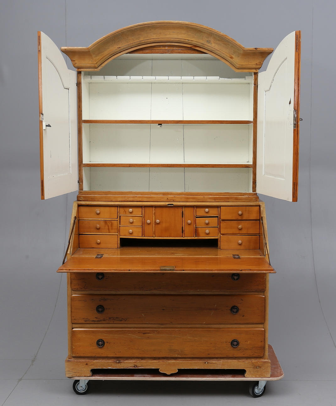 SKRIVSKÅP, sk Smålandsskåp, omkring år 1800.