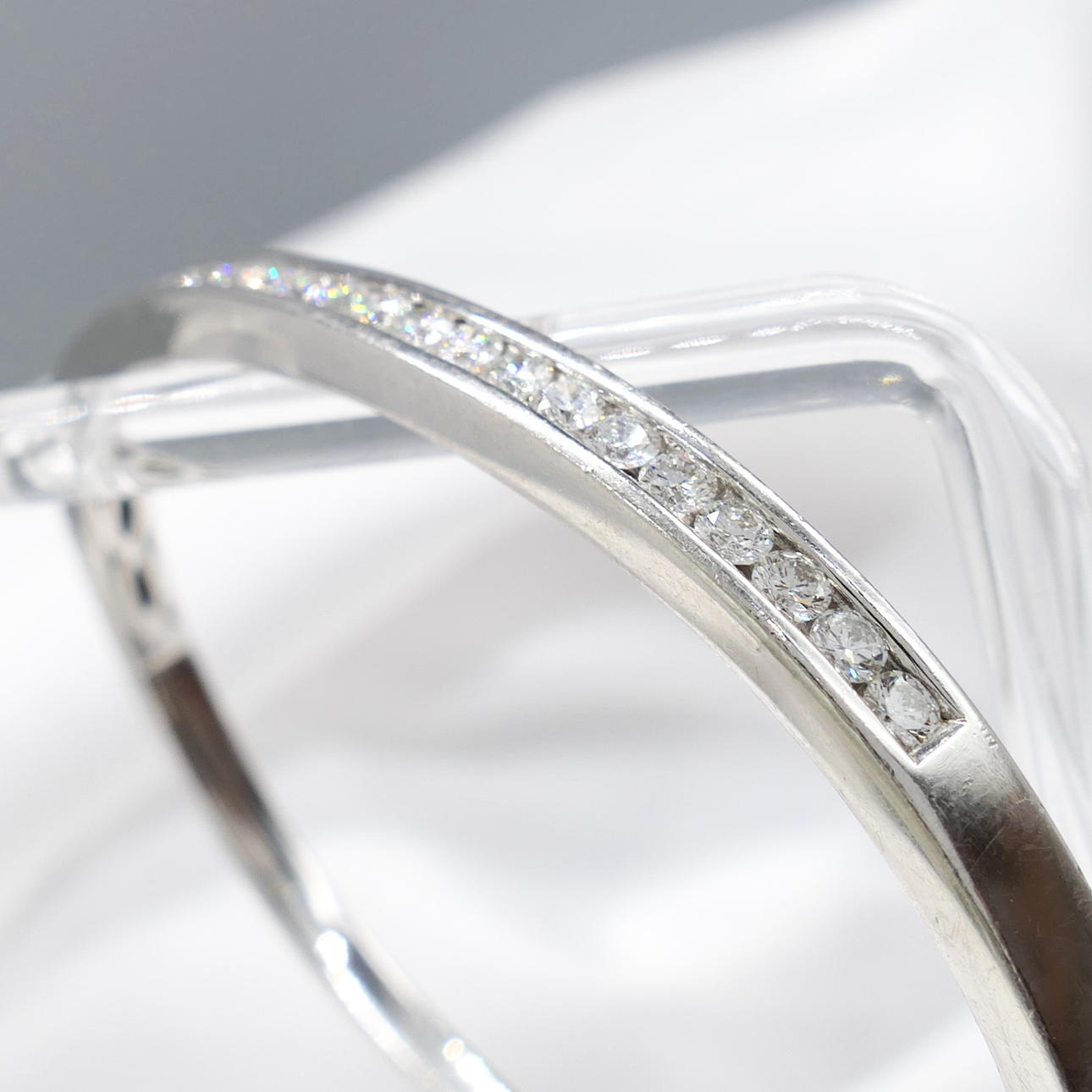2.00CT DIAMOND BANGLE, white gold.
