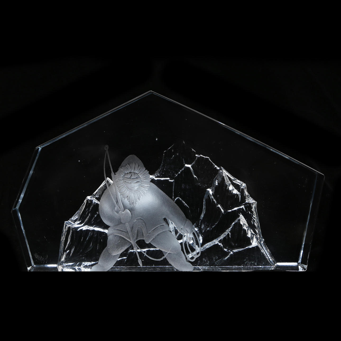 RUNE STRAND, GLASSKULPTUR "INUIT JÄGARE" STRÖMBERGSHYTTAN, SIGNERAD, NUMRERAD.