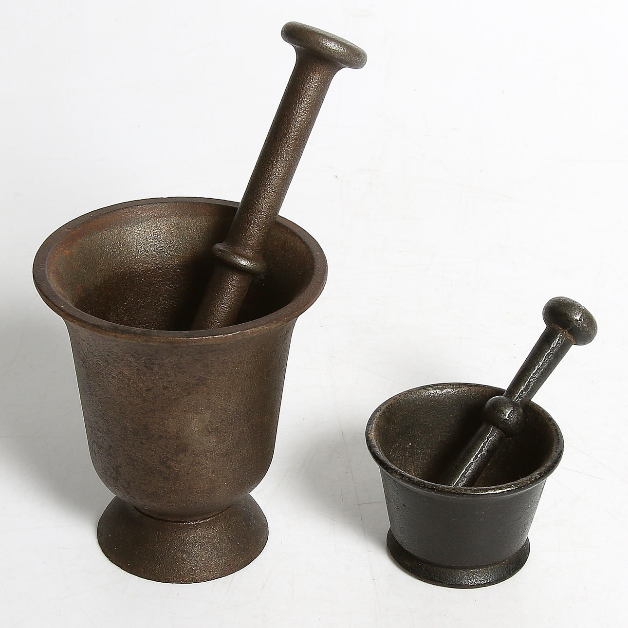 MORTLAR, 2 st, gjutjärn, bl.a. Ronneby, 18/1900-tal.