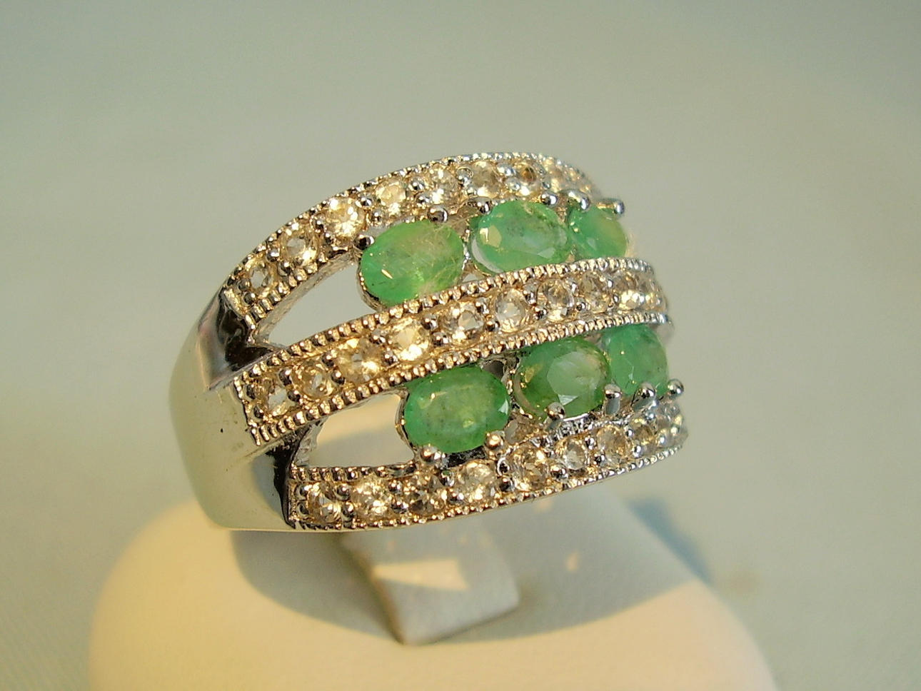 SMARAGD - VIT TOPAS - RING 1.43 ct.