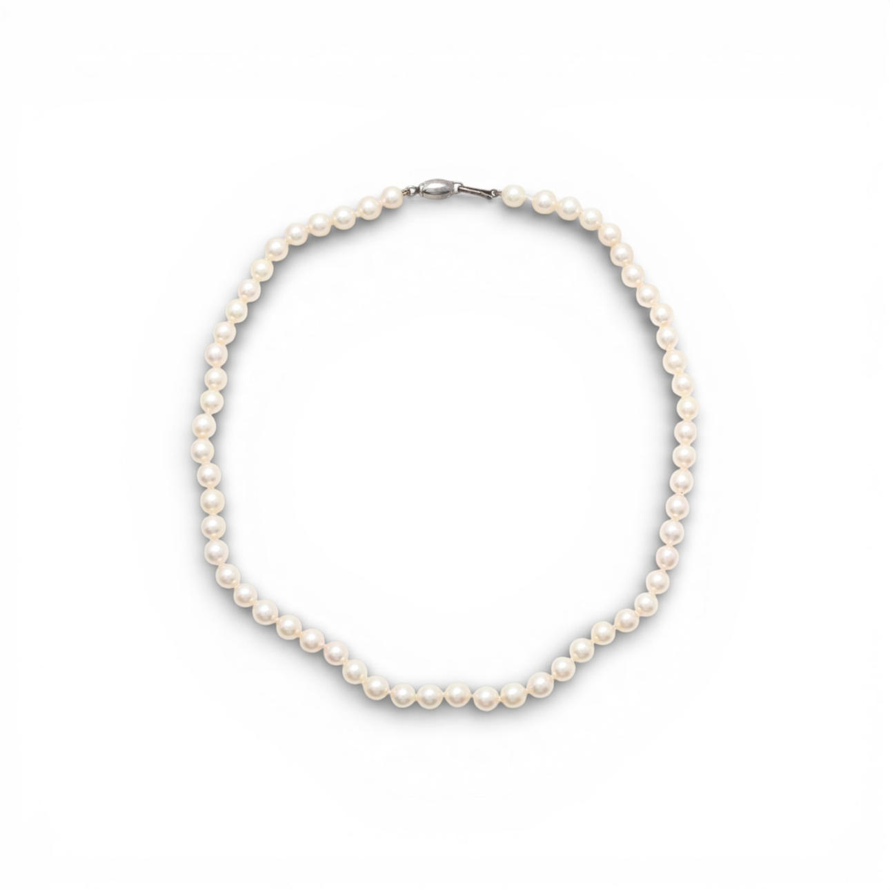 Pearls choker.