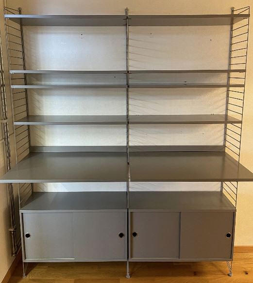 NISSE OCH KAJSA STRINNING. HYLLSYSTEM, modell String, samtida.