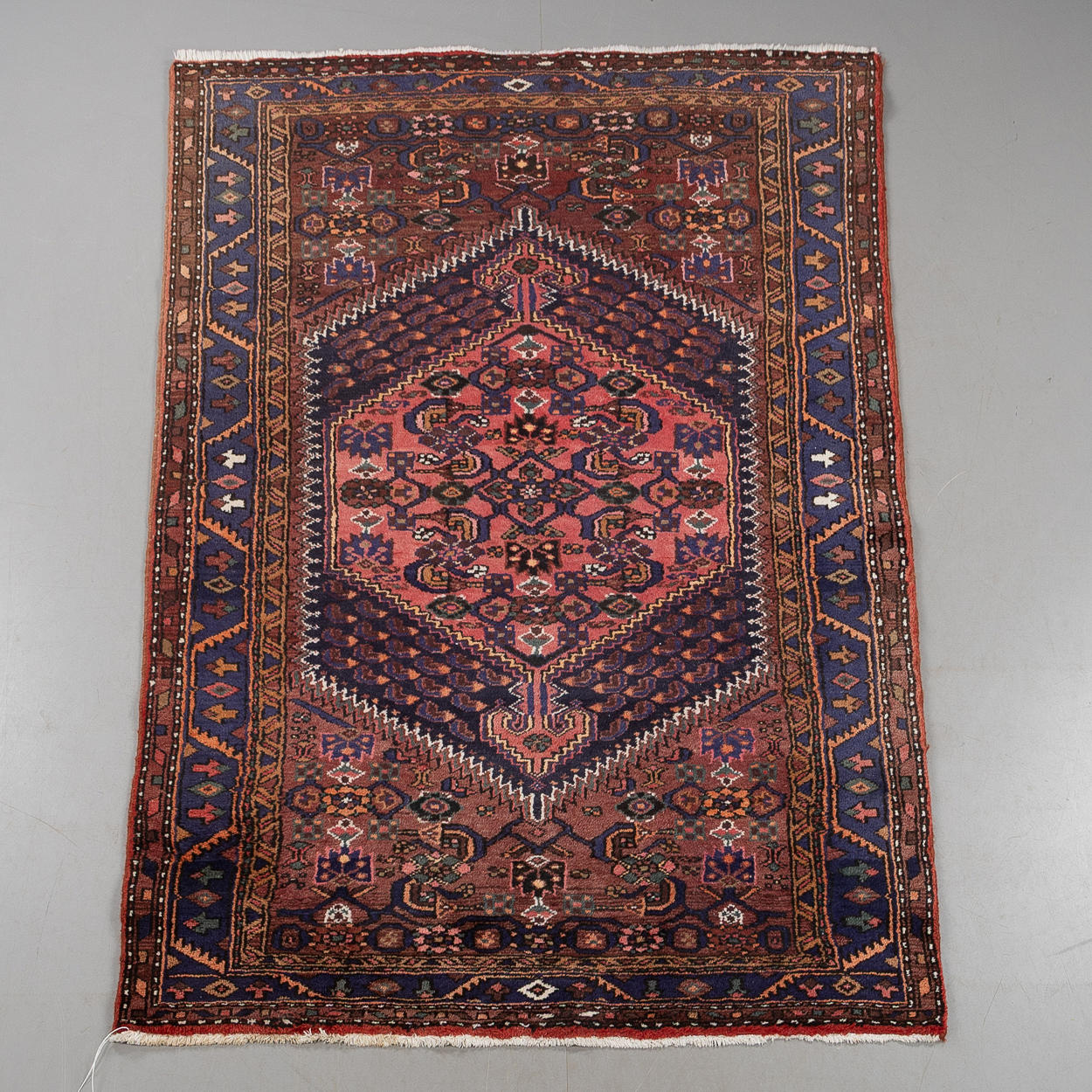 CARPET, Persian, ca 208 x 135 cm.