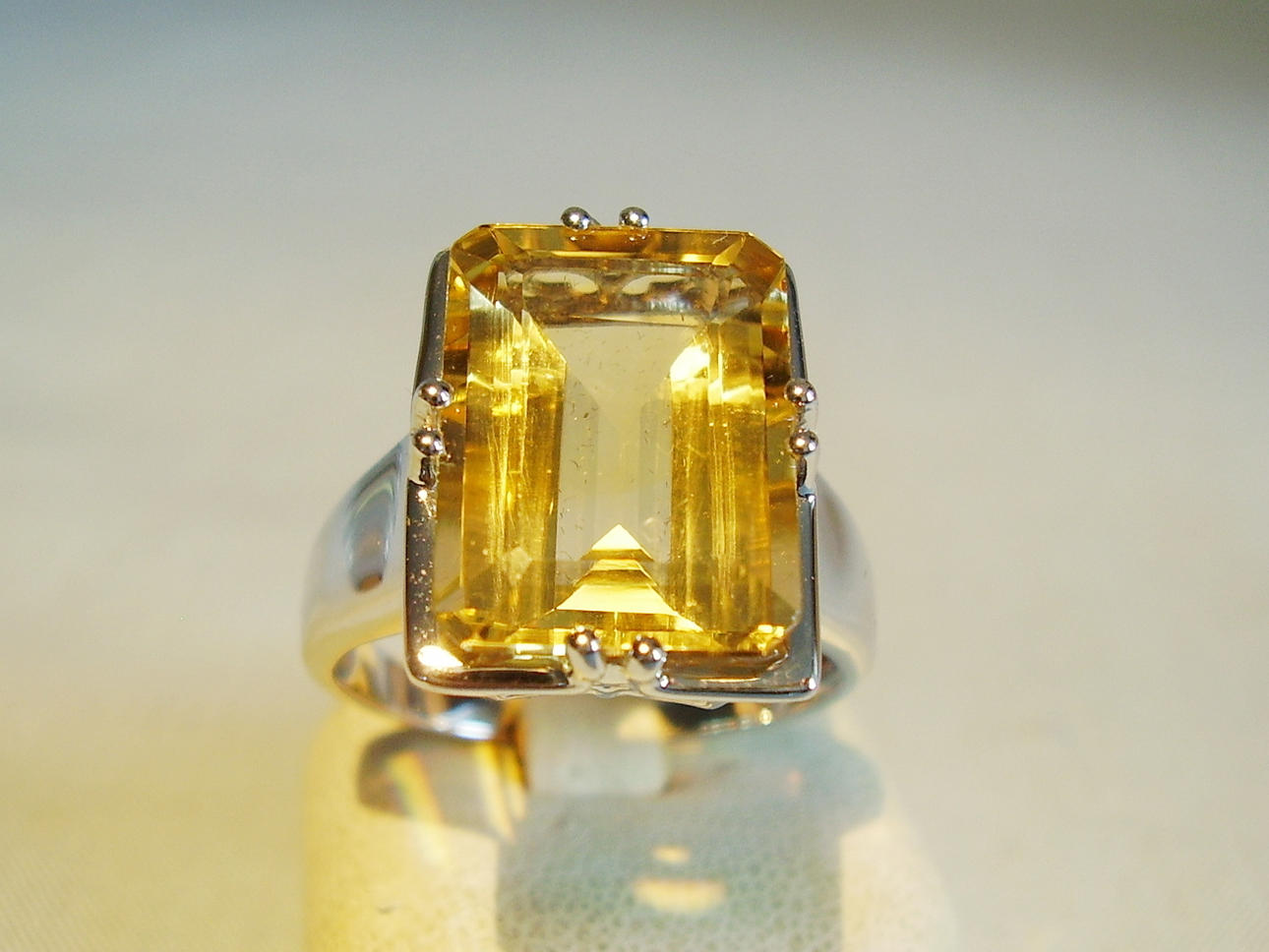 DESIGNERRING MED CITRIN 9 ct. i silver 925.
