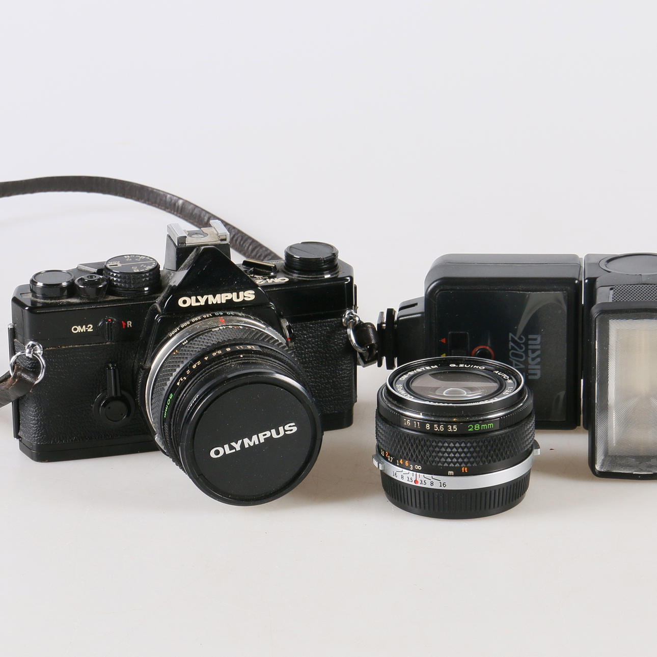 KAMERA, Olympus OM-2, med 2 objektiv, 1900-talets andra hälft.