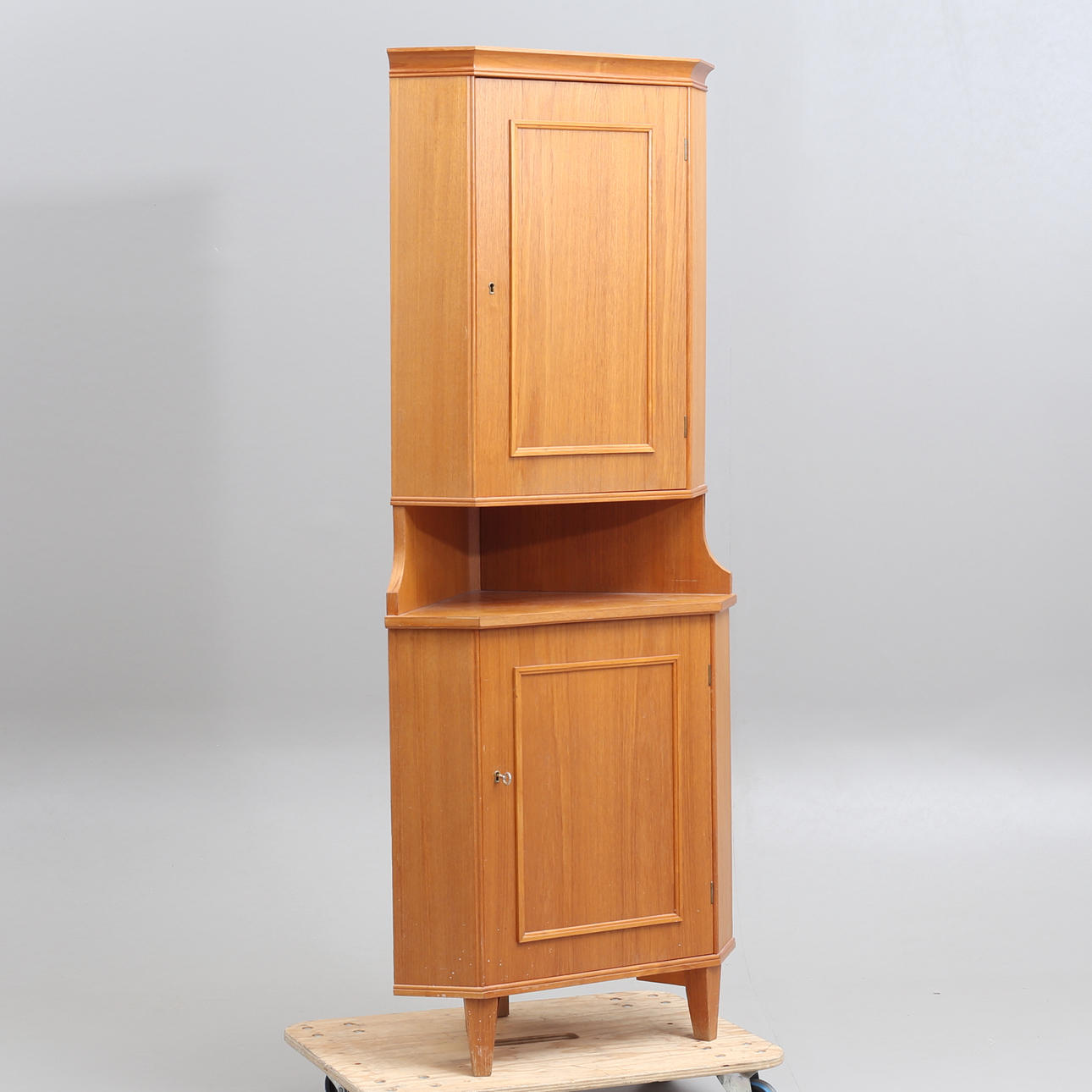 HÖRNSKÅP, omkring 1900-talets mitt.