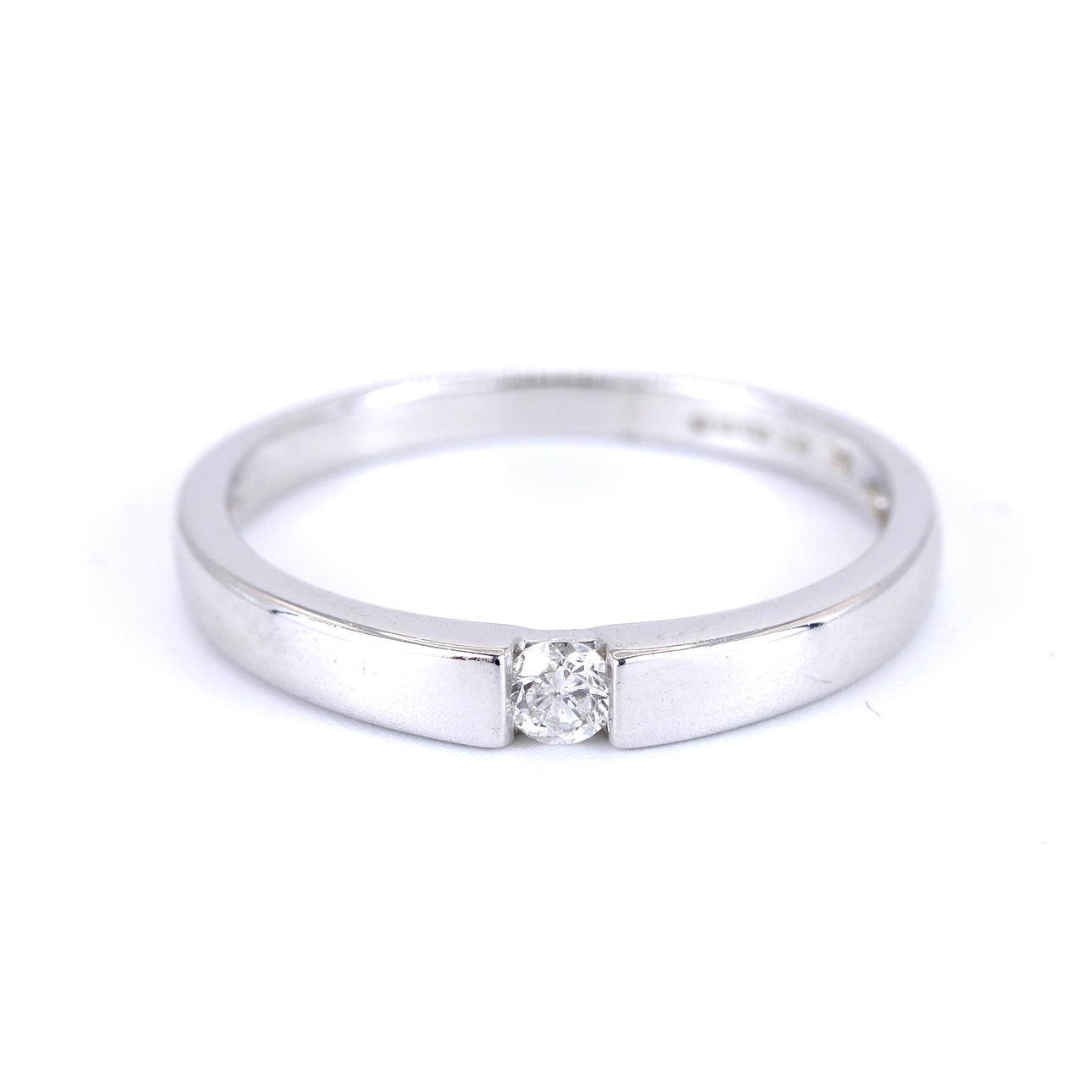 9CT WHITE GOLD DIAMOND SET SOLITAIRE RING.