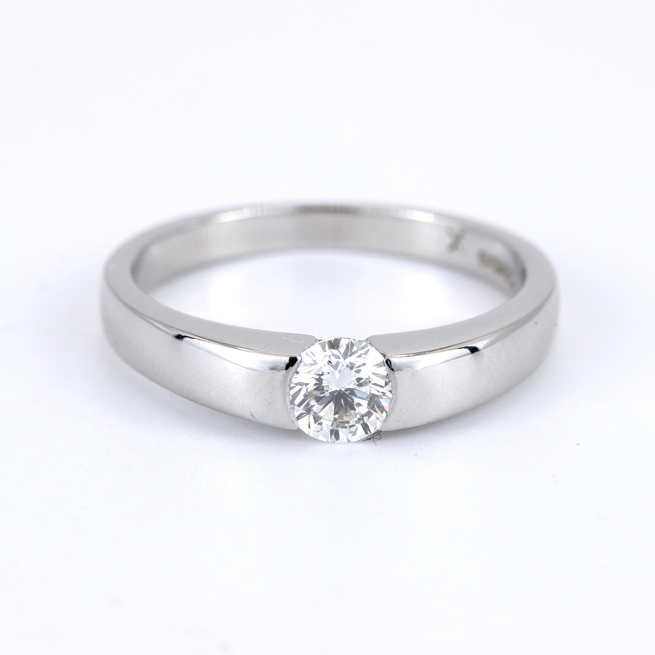 PLATINUM DIAMOND SET SOLITIARE RING.