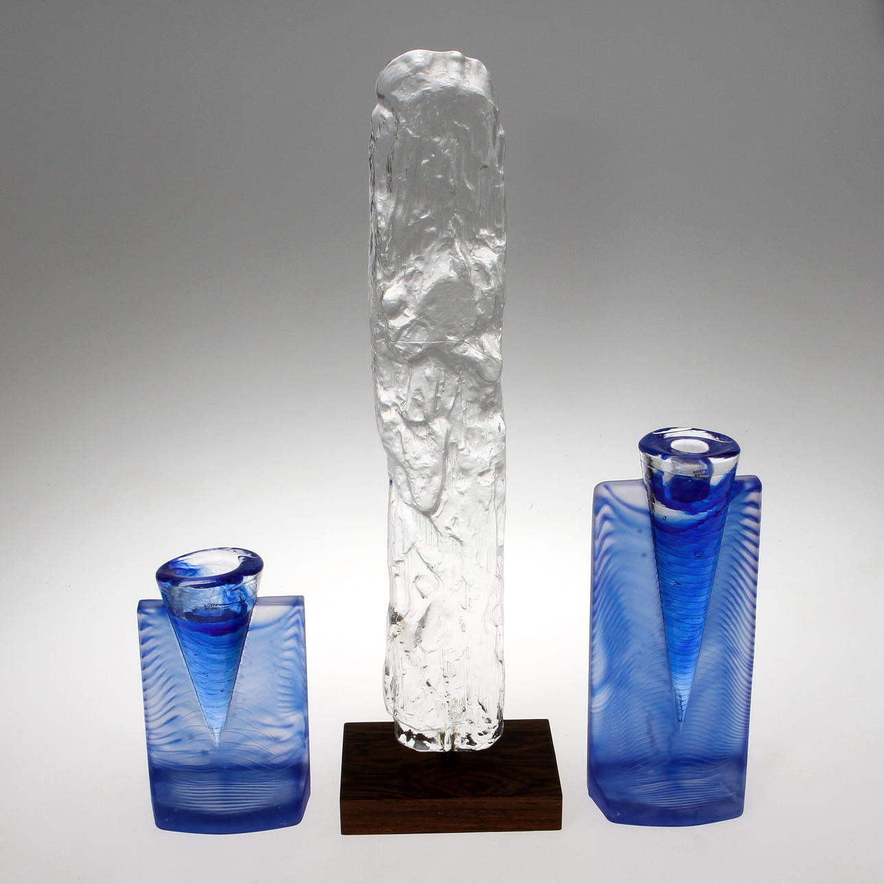 LJUSSTAKAR, 2 st samt SKULPTUR, glas, Kosta Boda samt Skruf.