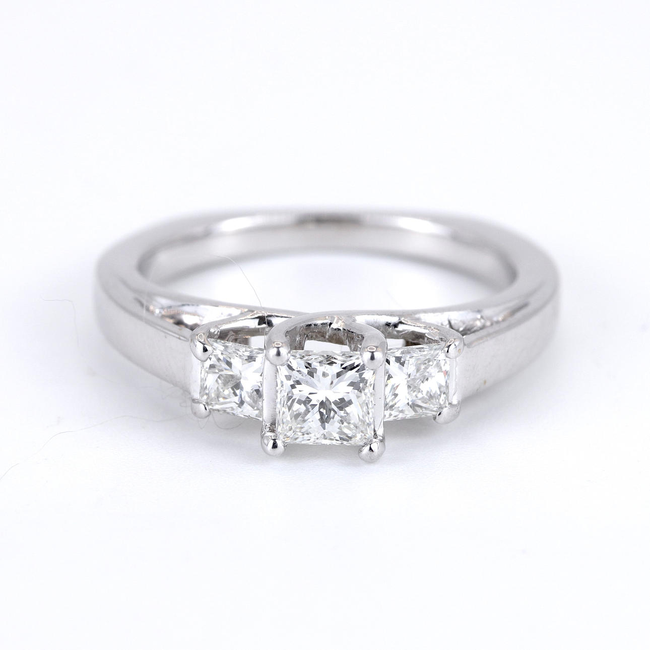 18CT WHITE GOLD DIAMOND SET RING.