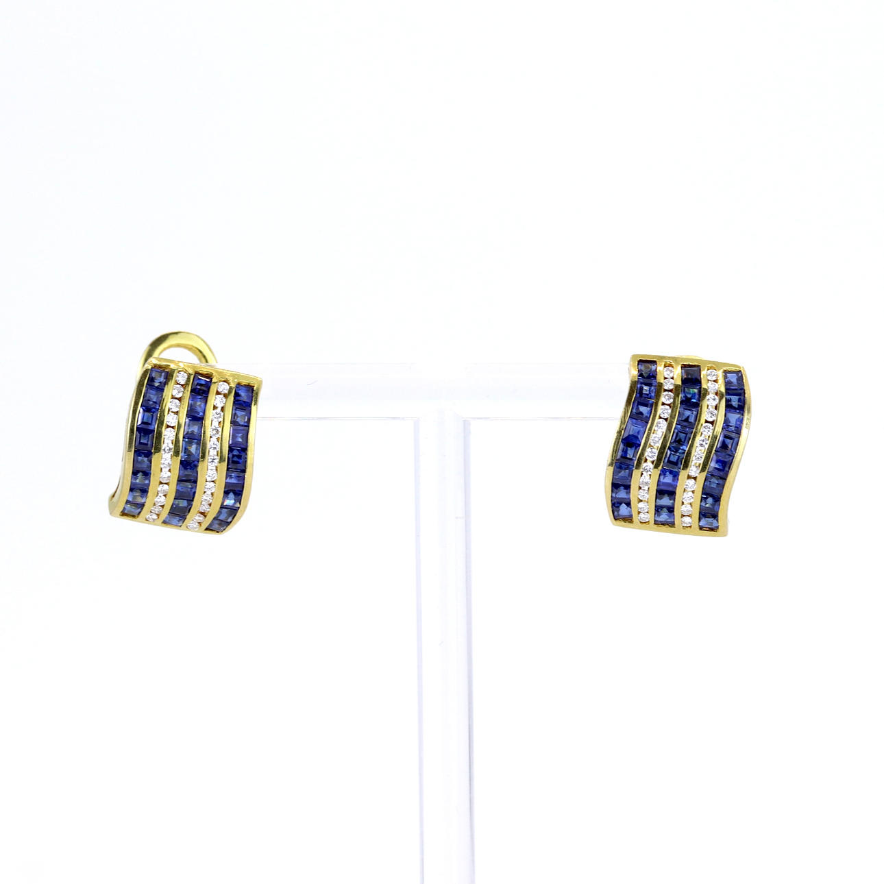 18CT GOLD SAPPHIRE & DIAMOND SET EARRINGS.