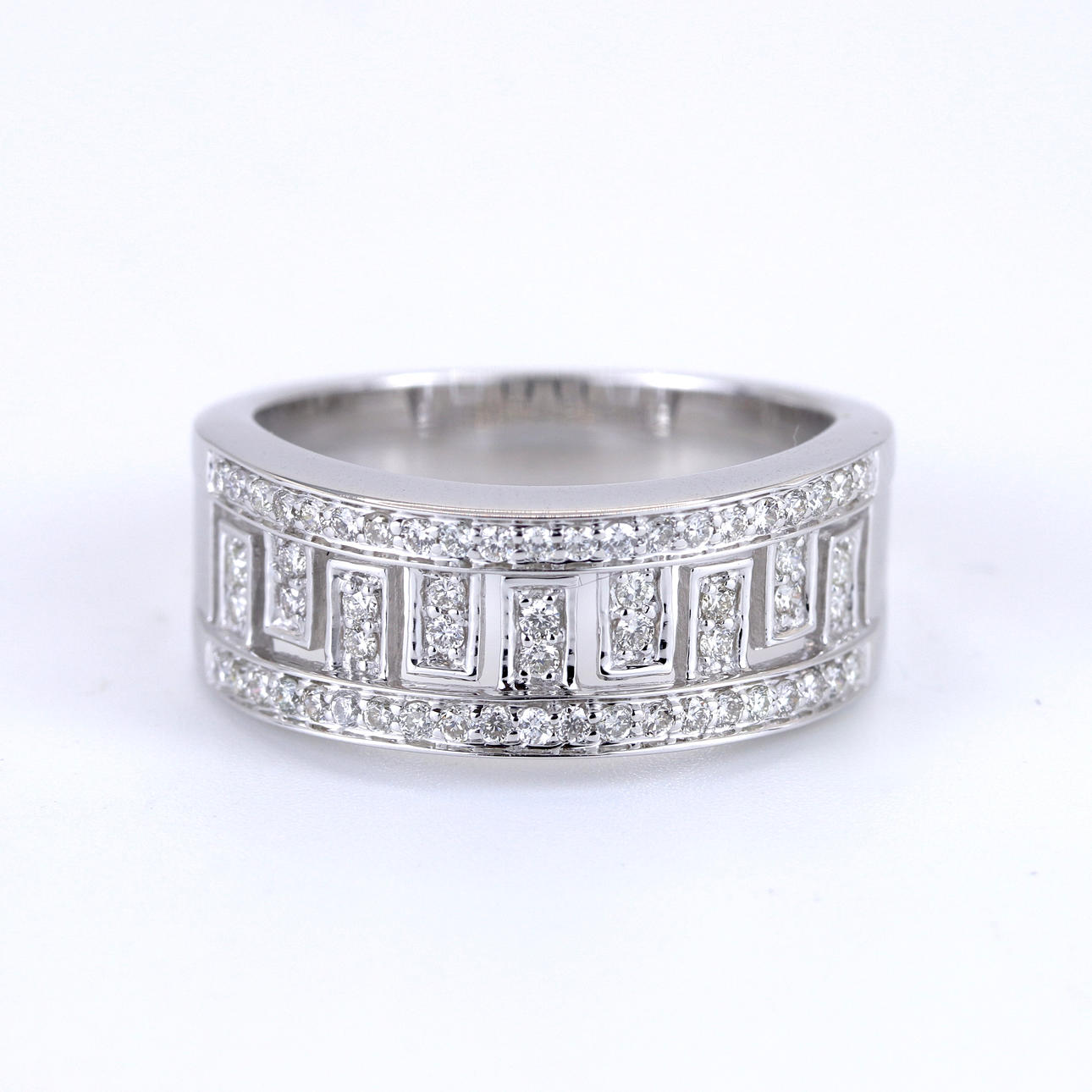 18CT WHITE GOLD DIAMOND SET RING.