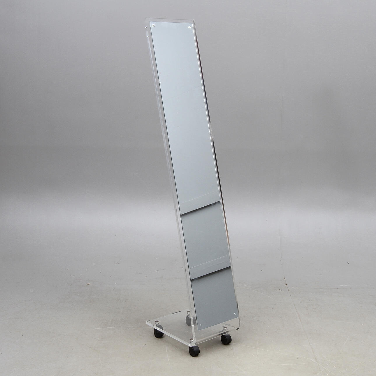 SPEGEL, på plexiglasställning med hjul, 19/2000-tal.