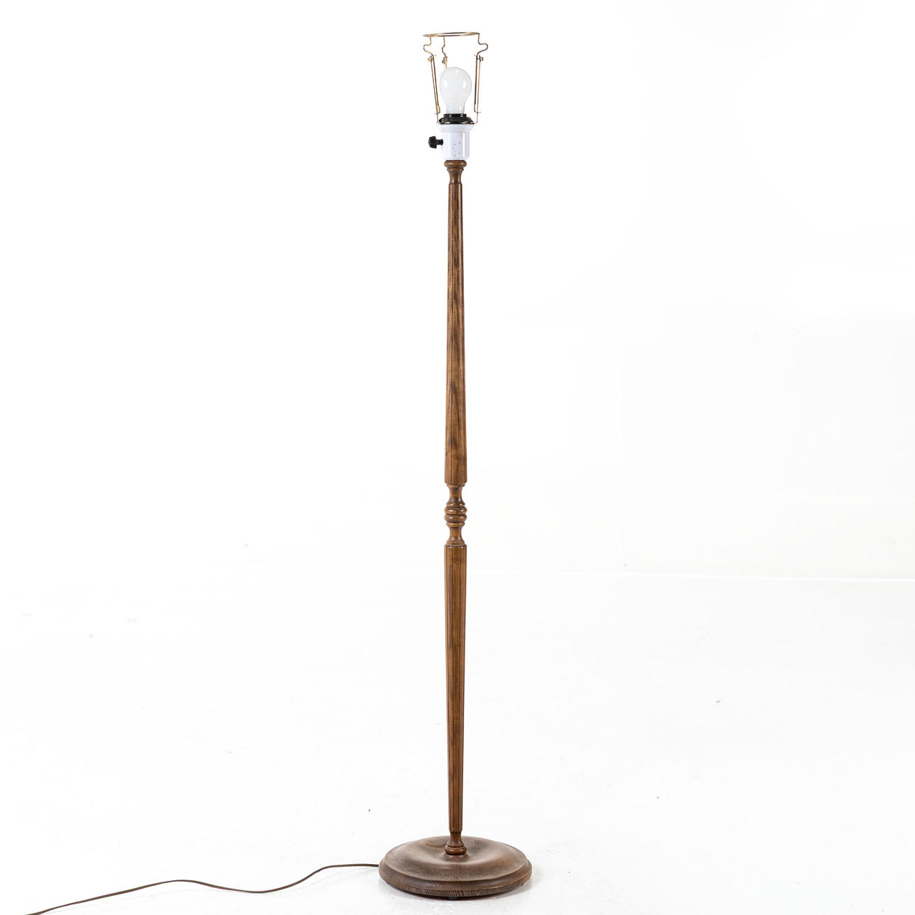 GOLVLAMPA, trä, 1900-talets andra hälft.