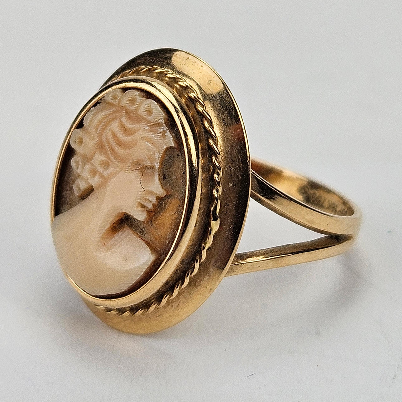 RING, gold, 18K, with camé, total weight approx. 2.4 grams.