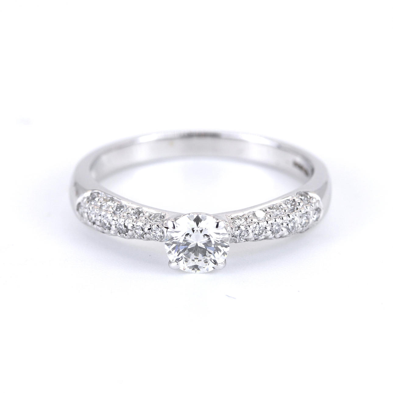 18CT WHITE GOLD DIAMOND SET SOLITAIRE RING.