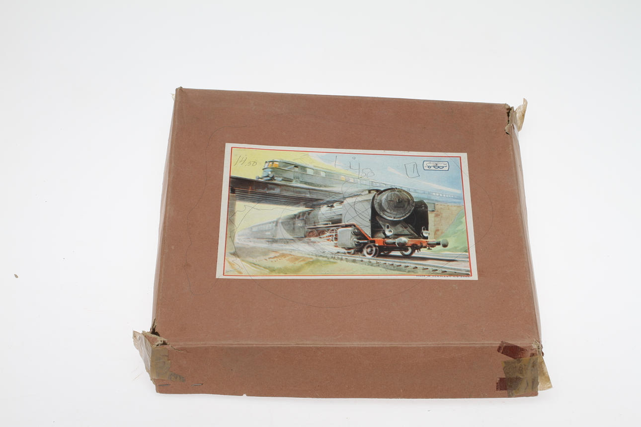 MODELLTÅG GERMANY U.S. ZONE, urverkslok med 4 vagnar och räls i originalkkartong.