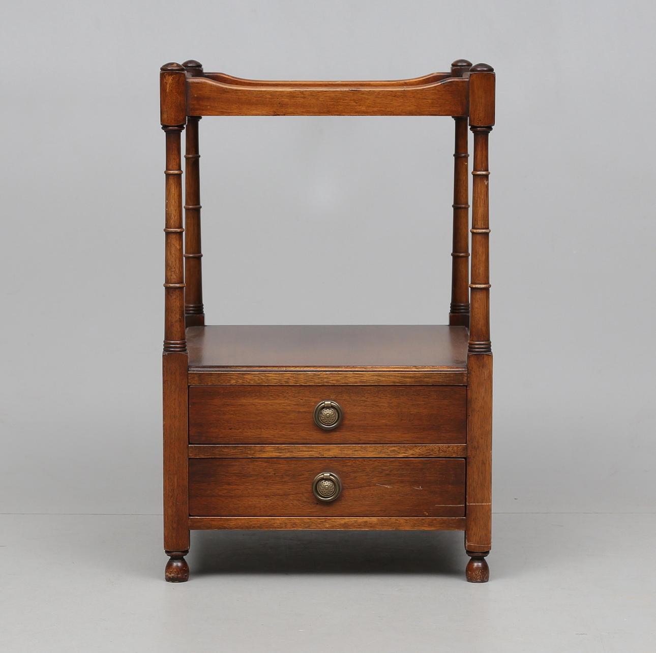 LAMPBORD, engelsk stil, mahogny, 1900-talets andra hälft.